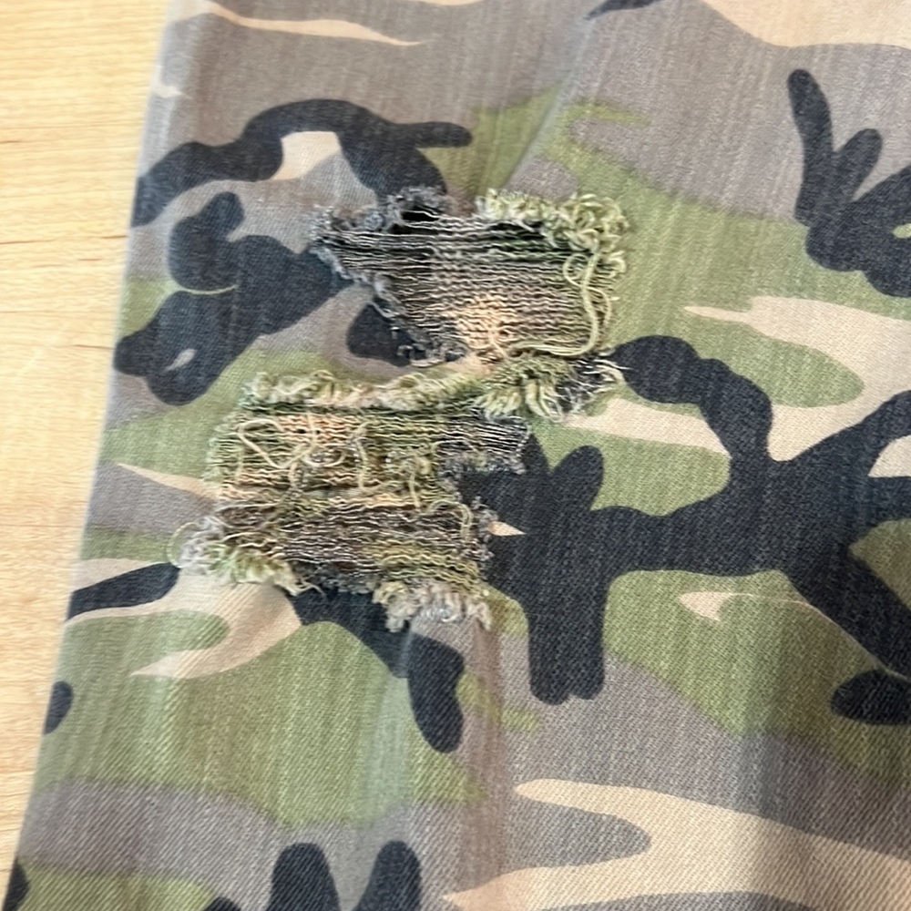 Distressed Black Orchid camo jeans - Picture 4 of 13